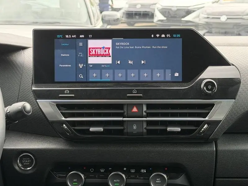 Vue intérieure du tableau de bord de la Citroën C4 X 2024, écran tactile central affichant la radio Skyrock.