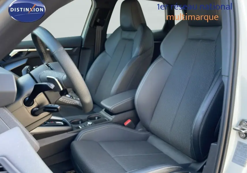 Intérieur de l'Audi A3 Sportback 40 TFSIe 2025, vue côté conducteur, sièges gris noir en tissu et cuir, volant multifonction.
