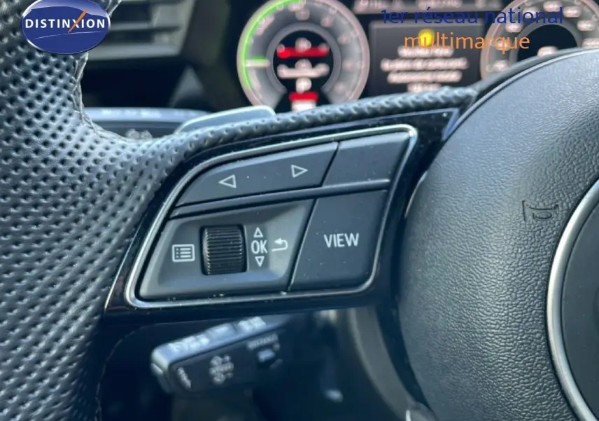 Gros plan sur les commandes gauche du volant perforé d'une Audi A3 Sportback 2025, finition S-Line.