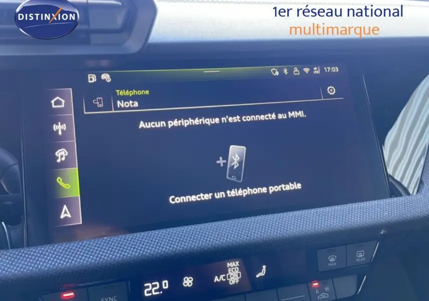 Écran central tactile de l’Audi A3 Sportback 40 TFSIe 2025 affichant la connexion Bluetooth pour téléphone portable.