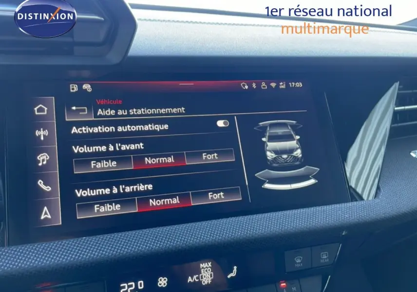 Écran tactile central de l’Audi A3 Sportback blanc Ibis 2025 affichant l’aide au stationnement et réglages audio.