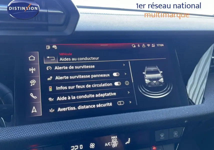 Vue intérieure du tableau de bord de l'Audi A3 Sportback 2025, écran tactile affichant les aides à la conduite.