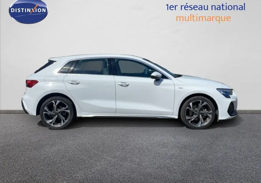 Audi A3 Sportback blanc Ibis vue de profil côté gauche, finition S-Line avec jantes alliage distinctives.