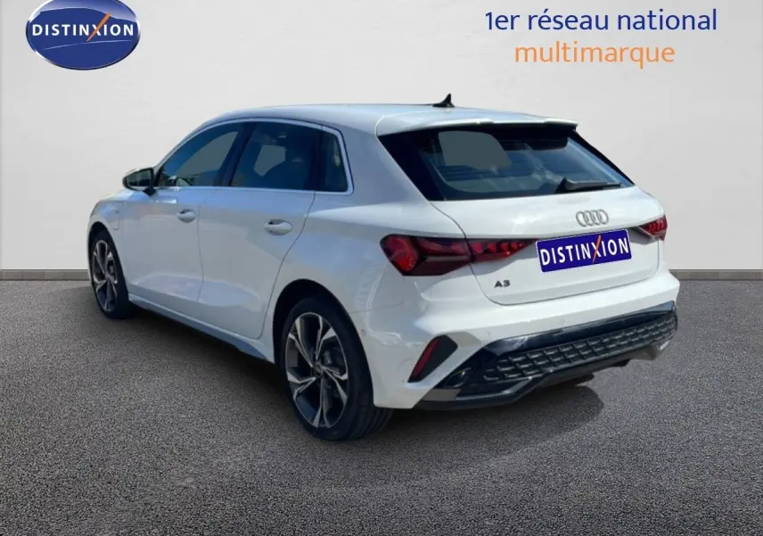 Audi A3 Sportback blanc Ibis vue 3/4 arrière droit, avec jantes alliage et feux arrière LED distinctifs.