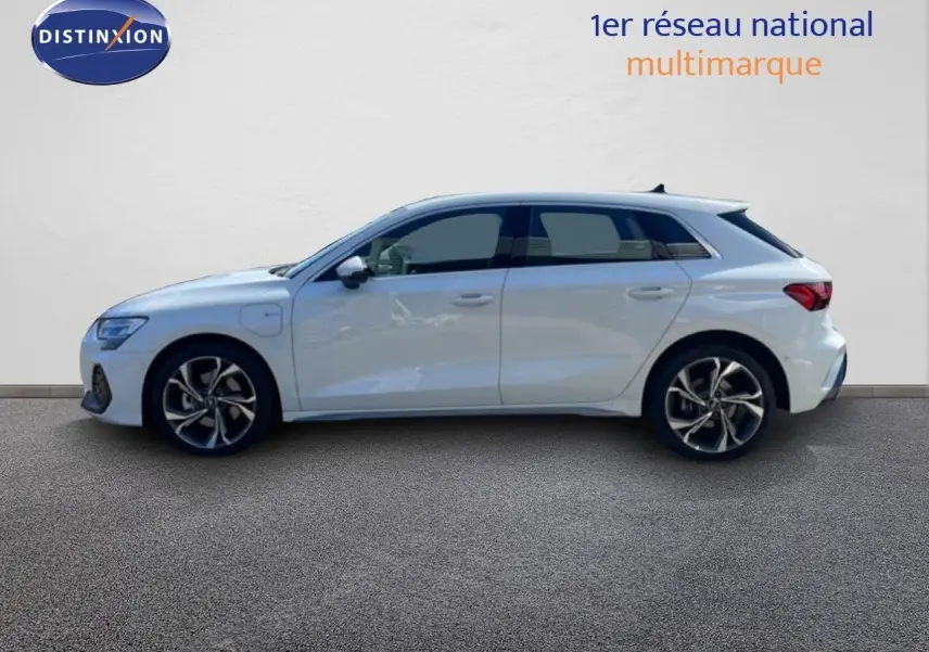 Audi A3 Sportback blanc Ibis vue de profil côté gauche, hybride rechargeable avec jantes alliage distinctives.