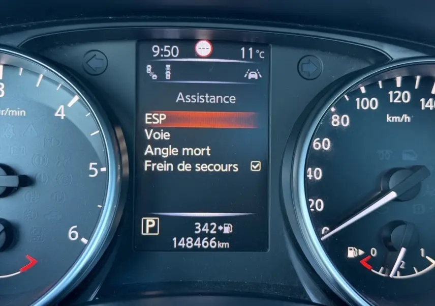 Tableau de bord du Nissan Qashqai bleu 2018 montrant l'écran d'assistance avec ESP et angle mort activés.