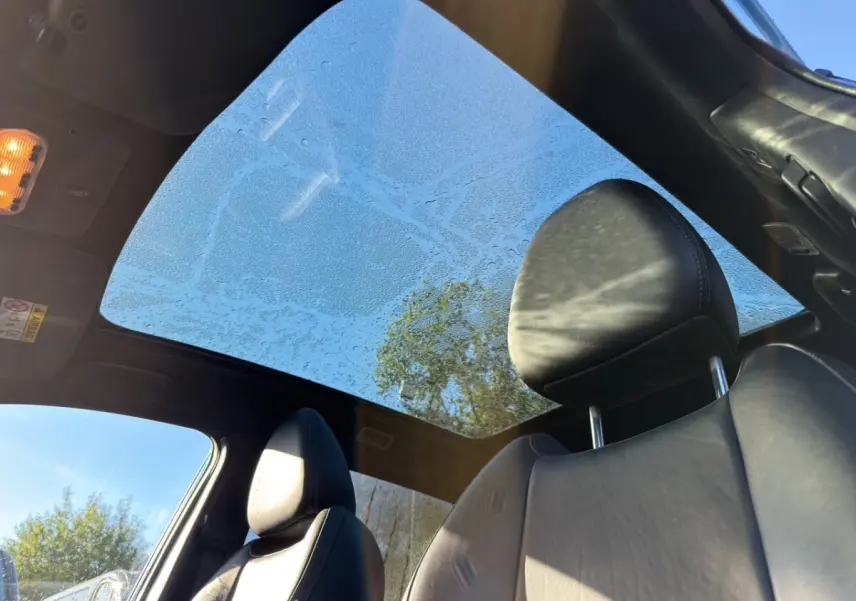 Vue intérieure du Nissan Qashqai Tekna+ 2018 montrant les sièges en cuir noirs et le toit panoramique en verre.