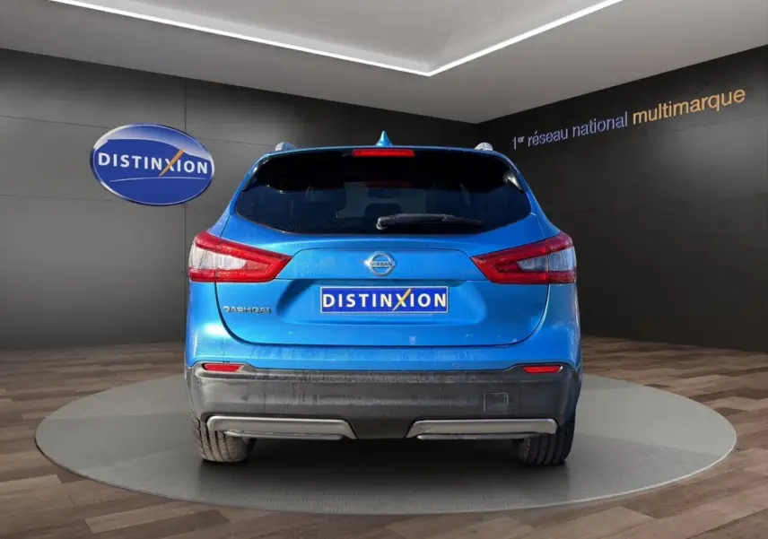 Vue arrière d'un Nissan Qashqai bleu 2018 avec feux arrière distinctifs et logo Nissan visible.