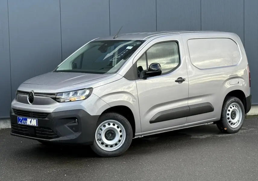 Vue 3/4 avant droit d'un Citroën Berlingo Van gris Artense avec jantes tôles et pare-chocs noirs.
