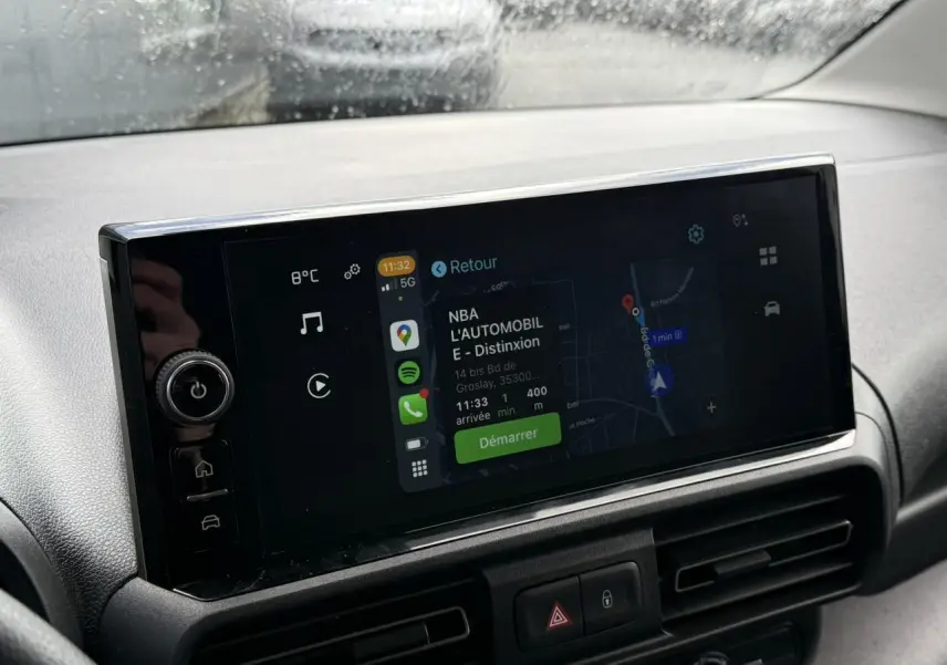 Écran tactile central affichant navigation et applications dans le tableau de bord du Citroën Berlingo 2025.
