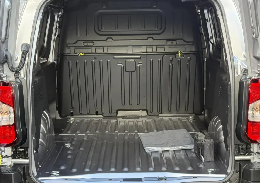 Vue arrière ouverte du Citroën Berlingo Van 2025 gris Artense montrant l'espace de chargement tôlé vide.