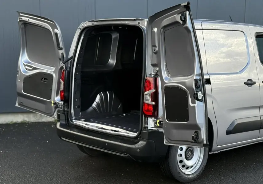 Vue arrière droite d'un Citroën Berlingo Van gris Artense avec portes arrière ouvertes et espace de chargement visible.