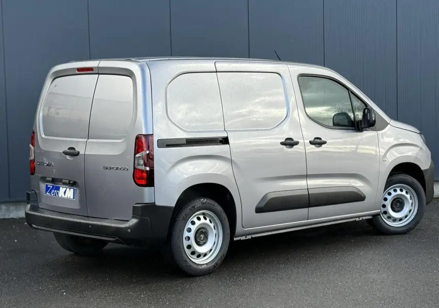 Vue 3/4 arrière droite du Citroën Berlingo gris Artense avec portes arrière battantes et jantes tôles 16 pouces.
