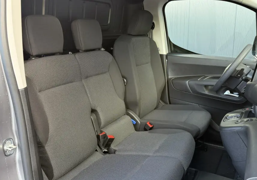 Intérieur côté conducteur du Citroën Berlingo gris Artense, montrant la banquette passager 2 places et le volant à droite