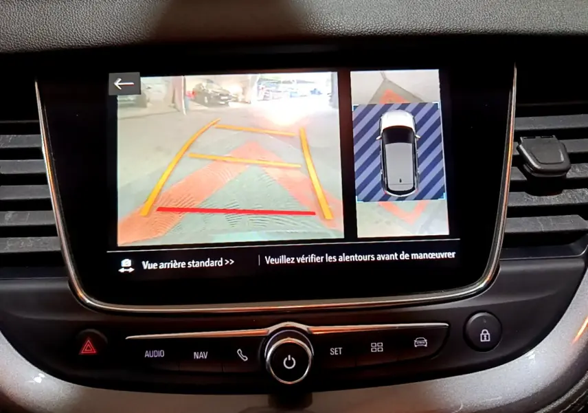 Écran tactile intérieur montrant la caméra de recul et l'aide au stationnement du tableau de bord de l'Opel Grandland X noir.