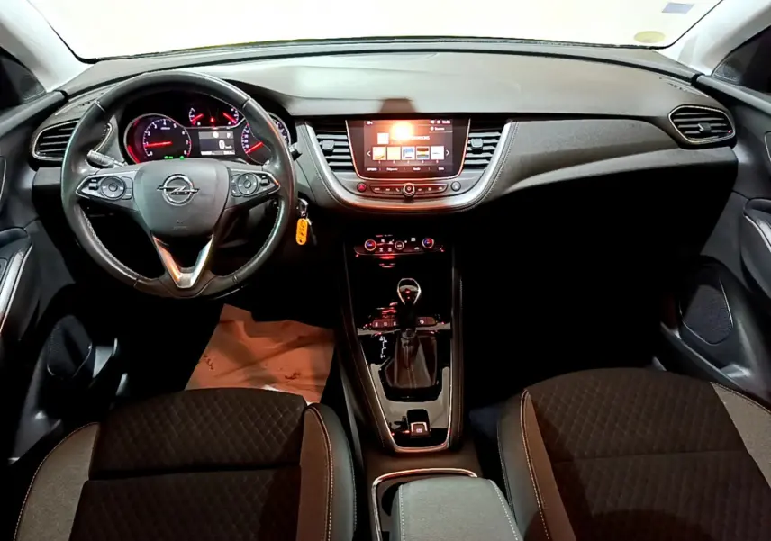 Vue intérieure frontale du tableau de bord et volant cuir noir de l'Opel Grandland X 1.5 Diesel 130 Elegance Business Auto 2021.