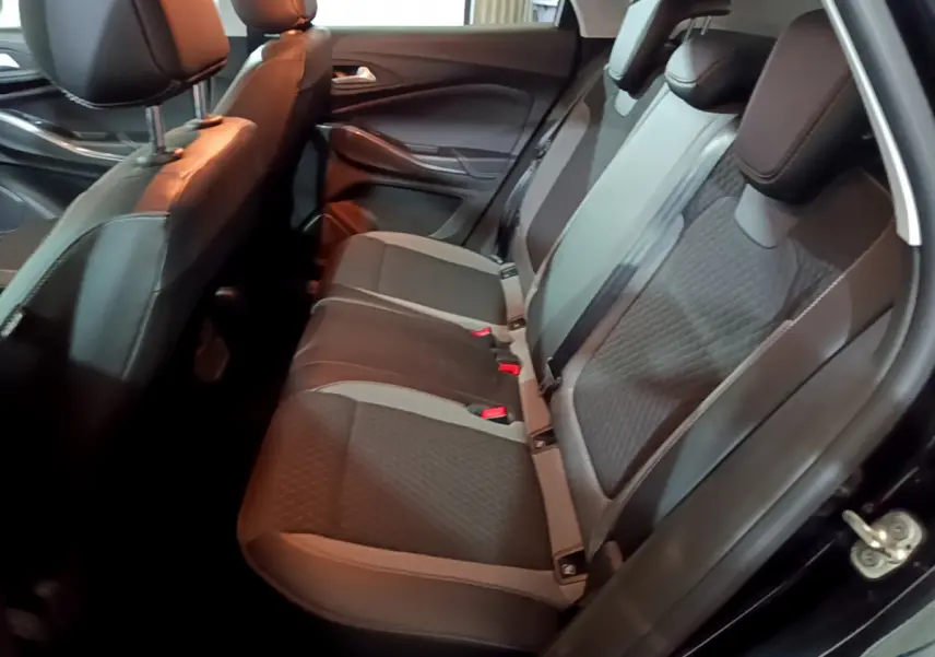 Vue intérieure côté droit des sièges arrière noirs et gris de l'Opel Grandland X 2021 finition Elegance Business.