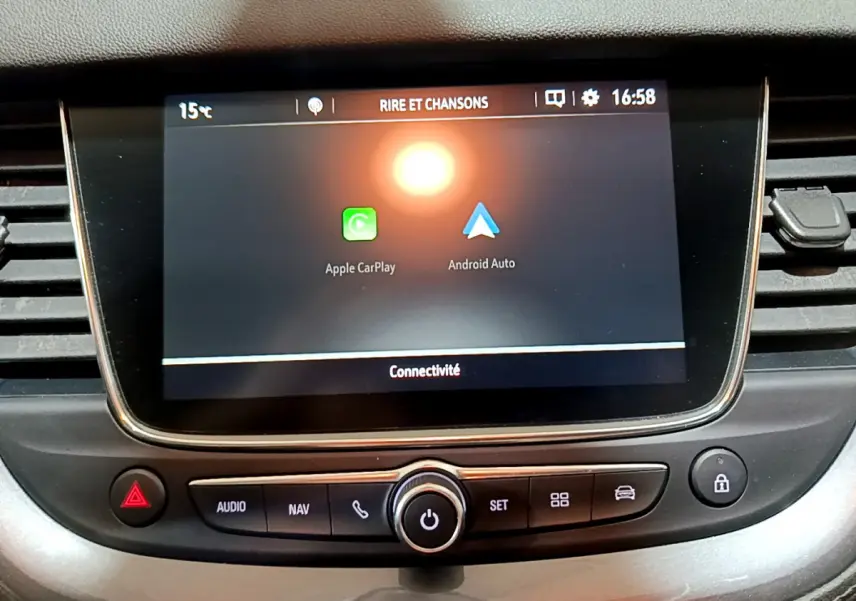 Écran tactile central de l’Opel Grandland X 2021 noir affichant Apple CarPlay et Android Auto.