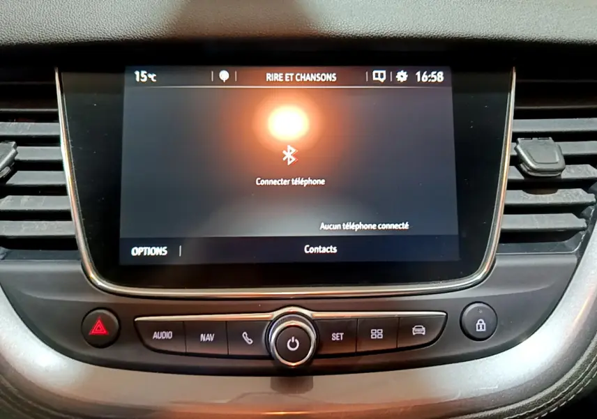 Écran tactile central allumé avec interface Bluetooth dans l'habitacle d'un Opel Grandland X noir 2021.