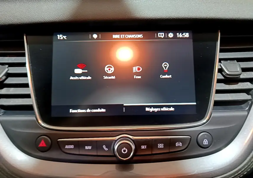 Écran tactile central de l’Opel Grandland X noir 2021 affichant les réglages véhicule et fonctions de conduite.