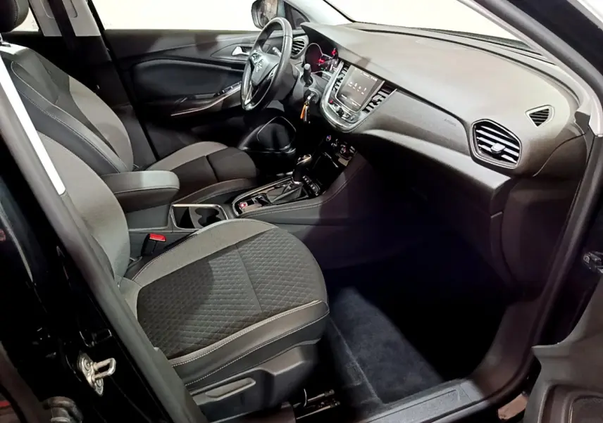 Intérieur avant droit de l'Opel Grandland X 1.5 Diesel 130 Elegance Business, sièges gris et tableau de bord moderne.