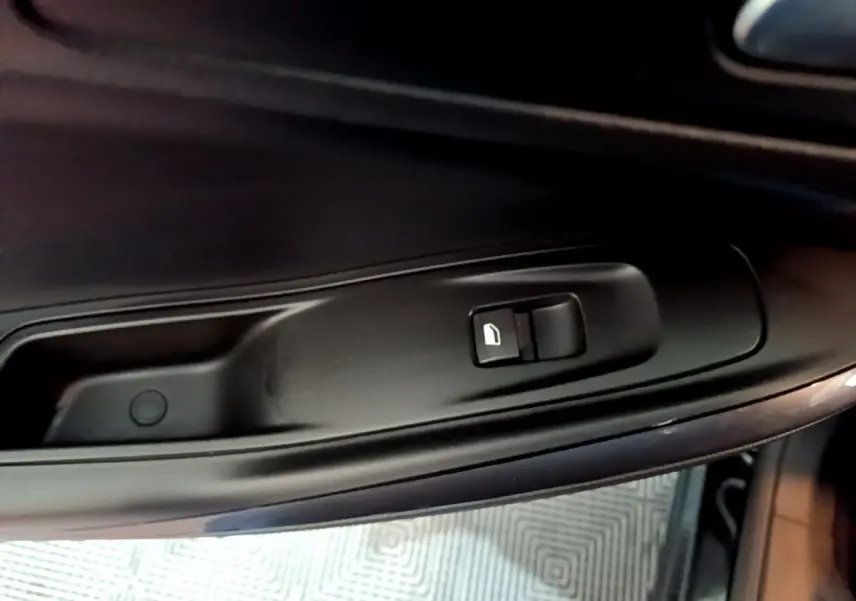 Bouton de verrouillage de porte côté gauche intérieur d'un Opel Grandland X noir 2021.