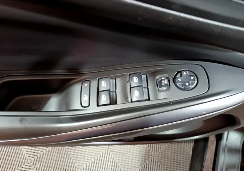 Gros plan sur les commandes des vitres et rétroviseurs côté conducteur d'un Opel Grandland X noir 2021.