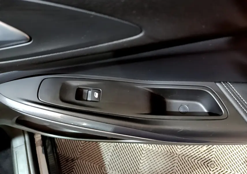 Détail de la commande de lève-vitre côté gauche intérieur noir de l'Opel Grandland X 1.5 Diesel 2021.