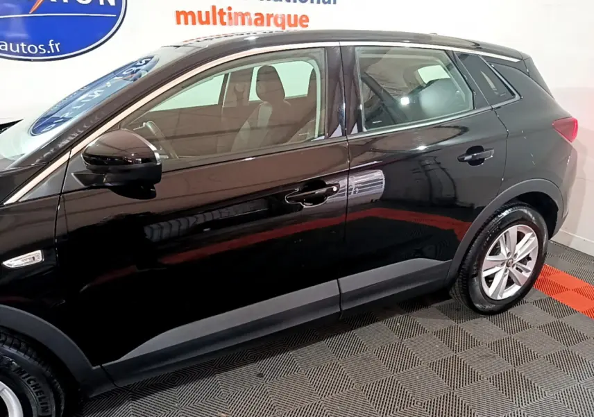 Profil côté gauche d'un Opel Grandland X noir 2021, mettant en valeur ses lignes épurées et ses jantes alliage.