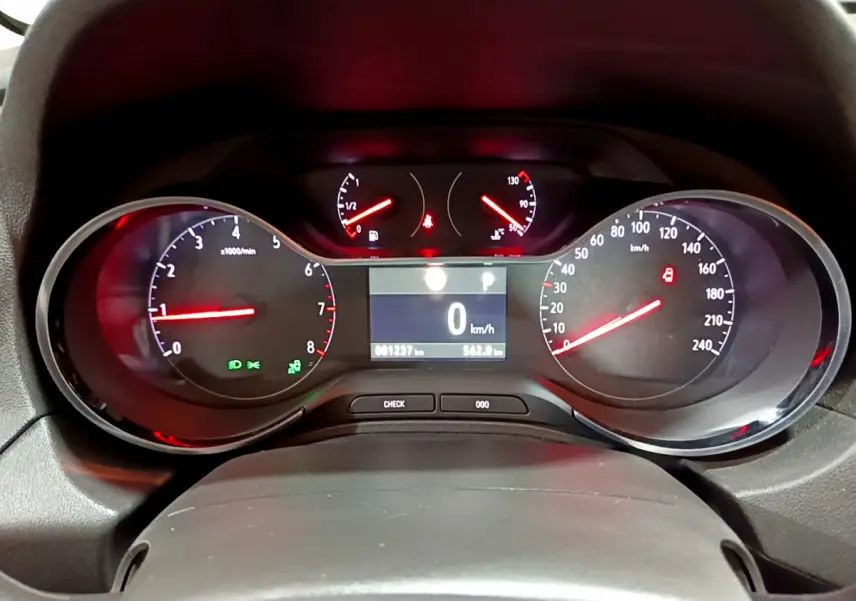 Tableau de bord numérique de l'Opel Grandland X 1.5 Diesel 130 Elegance Business, affichage clair à 0 km/h.