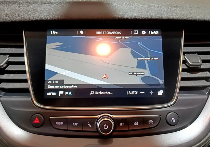 Écran tactile central du tableau de bord de l'Opel Grandland X 2021 affichant la navigation GPS.