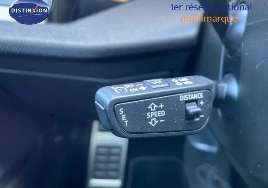 Gros plan sur le commodo de régulateur de vitesse de l’Audi A3 Sportback noir mito metal, intérieur côté gauche.
