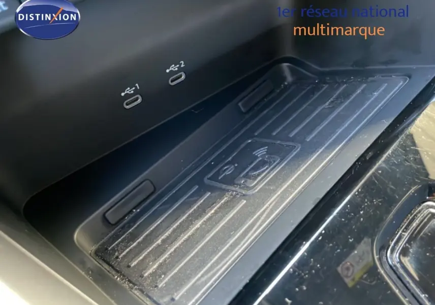 Gros plan sur la zone de recharge sans fil et ports USB-C dans l’habitacle noir de l’Audi A3 Sportback 2025.