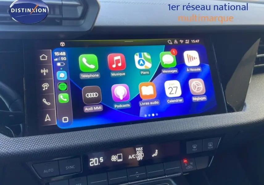 Vue intérieure centrée sur l'écran tactile multimédia de l'Audi A3 Sportback 2025, affichant les applications connectées.