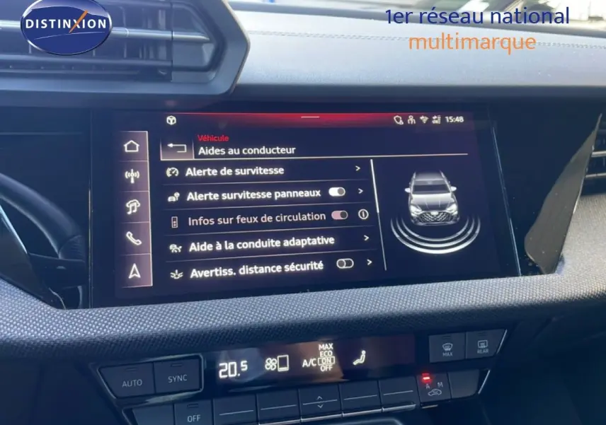 Vue rapprochée de l’écran central de l’Audi A3 Sportback 2025 noir mito metal affichant les aides à la conduite.