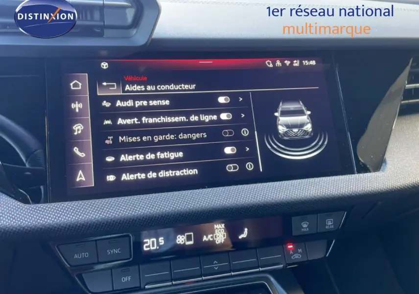 Écran tactile central de l'Audi A3 Sportback 2025 noir Mito Metal, affichant les aides à la conduite dans l'habitacle.