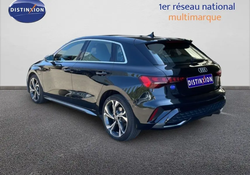 Audi A3 Sportback 40 TFSIe noir mito metal en 3/4 arrière droit, finition S-Line avec jantes alliage distinctives.
