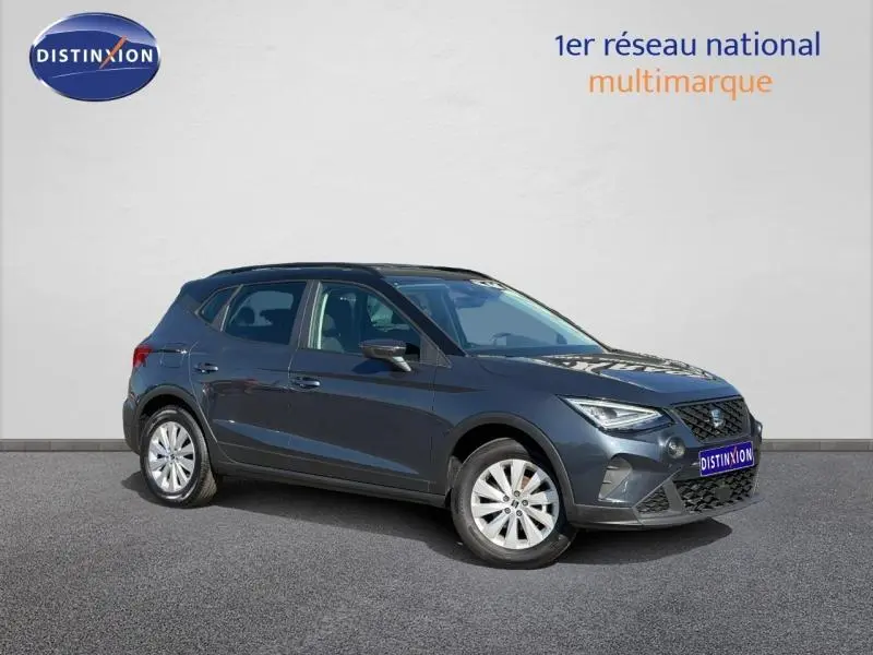Vue 3/4 avant droit d'un SEAT Arona 2025 gris Magnétique Métal avec toit noir et jantes alu.