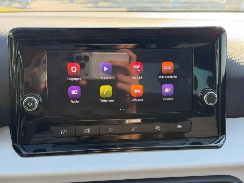 Écran tactile central du tableau de bord du SEAT Arona 2025 avec interface colorée et commandes intégrées.