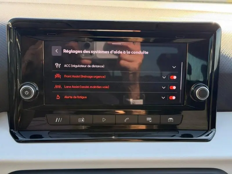 Écran tactile central du tableau de bord du SEAT Arona 2025 avec réglages d’aides à la conduite affichés.