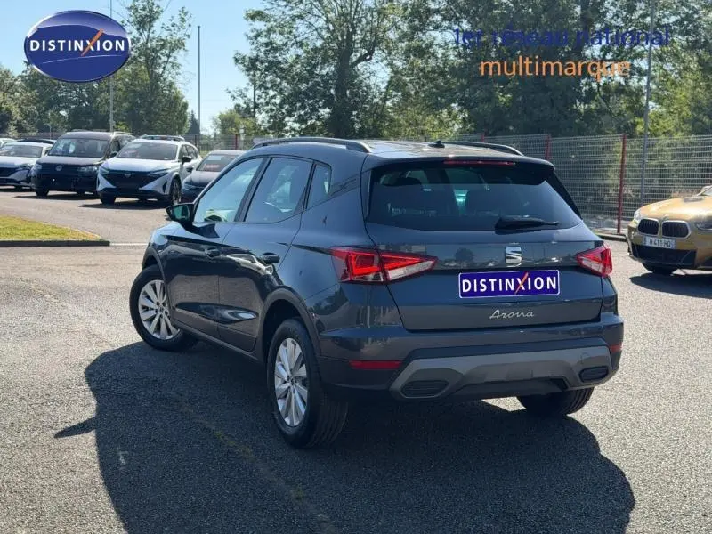Vue 3/4 arrière droite du SEAT Arona gris Magnétique Métal avec toit noir, jantes alu et feux arrière LED visibles.