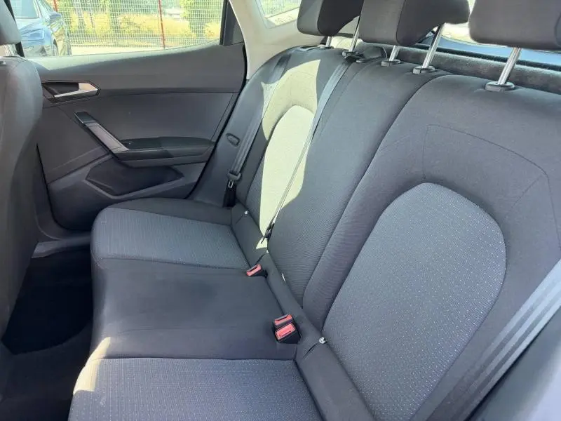 Vue intérieure côté droit des sièges arrière en tissu gris Como du SEAT Arona 2025, version Style Business.