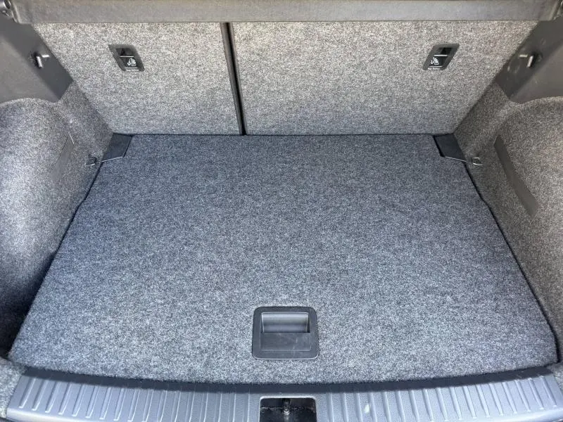 Coffre vu de face du SEAT Arona 2025, revêtement gris et espace de rangement plat sans chargement visible.