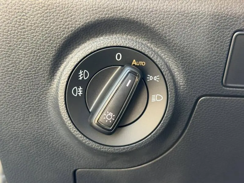 Gros plan sur la molette de commande des phares du tableau de bord du SEAT Arona gris Magnétique Métal.