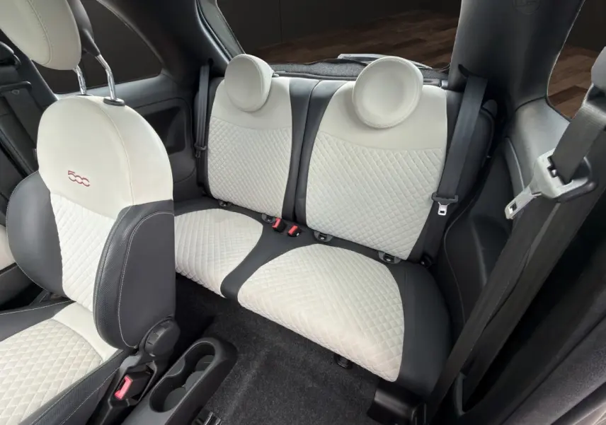 Vue intérieure arrière de la banquette bi-ton beige et gris clair de la Fiat 500 1.0 70ch BSG Star 2020.