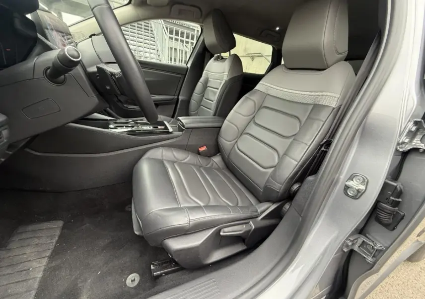 Vue intérieure côté conducteur du Citroën C5 X 2024 artense, mettant en valeur les sièges en cuir et la console centrale.