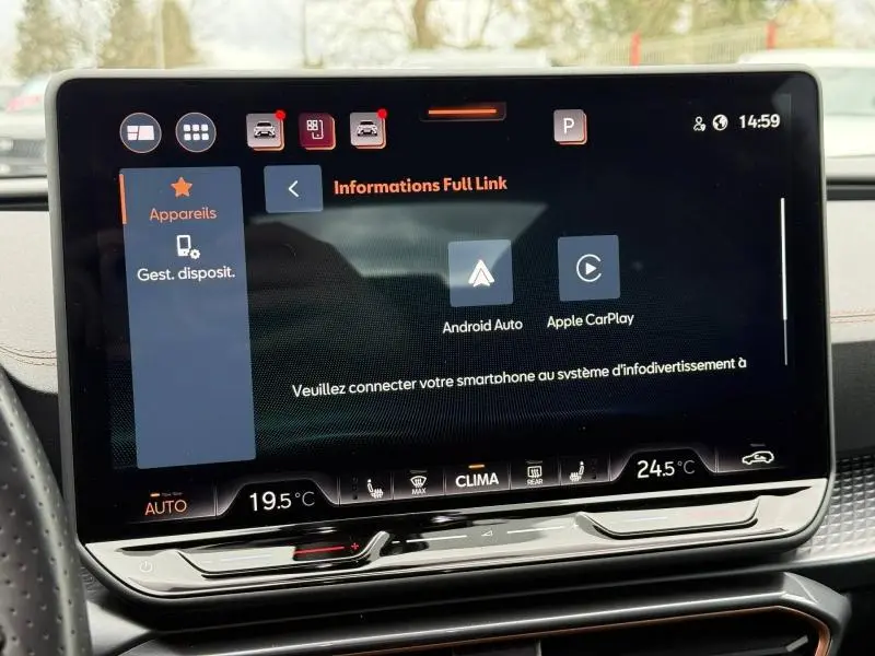 Écran tactile central du tableau de bord du CUPRA Formentor 2025 affichant la connexion Android Auto et Apple CarPlay.