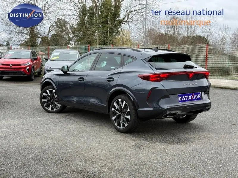 Vue 3/4 arrière droite d'une CUPRA Formentor 1.5 eTSI Hybrid 2025 en gris magnétique mat avec jantes noires distinctives.
