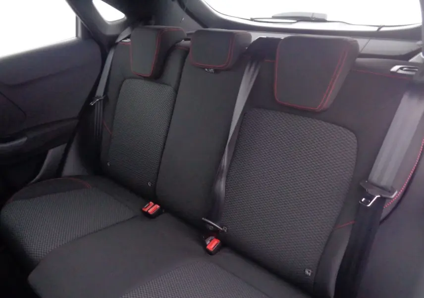 Vue intérieure sur la banquette arrière noire avec surpiqûres rouges du Ford Puma 2022 blanc.