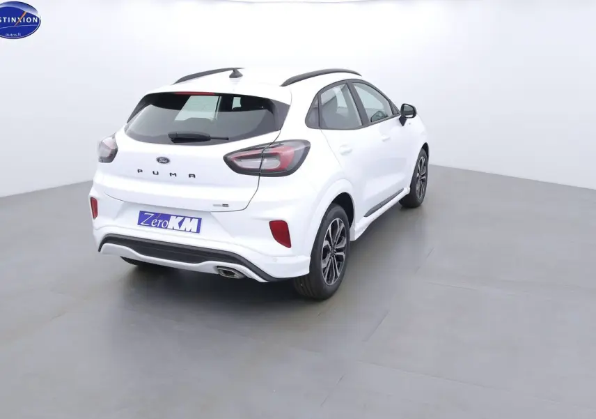 Vue 3/4 arrière droite d'une Ford Puma blanche 2022 avec feux arrière LED et jantes bi-ton.